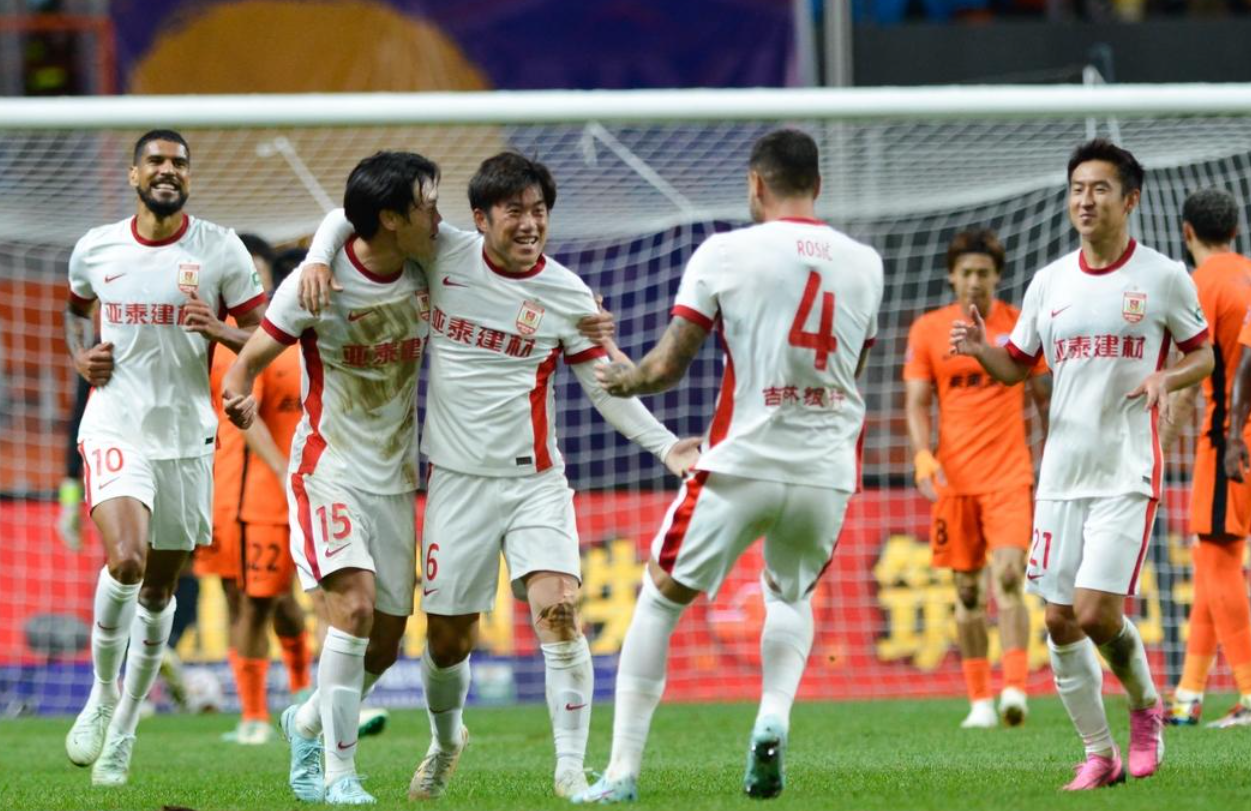 中超最新积分战报：榜首易主，成都超越申花，海港翻车，云南绝平